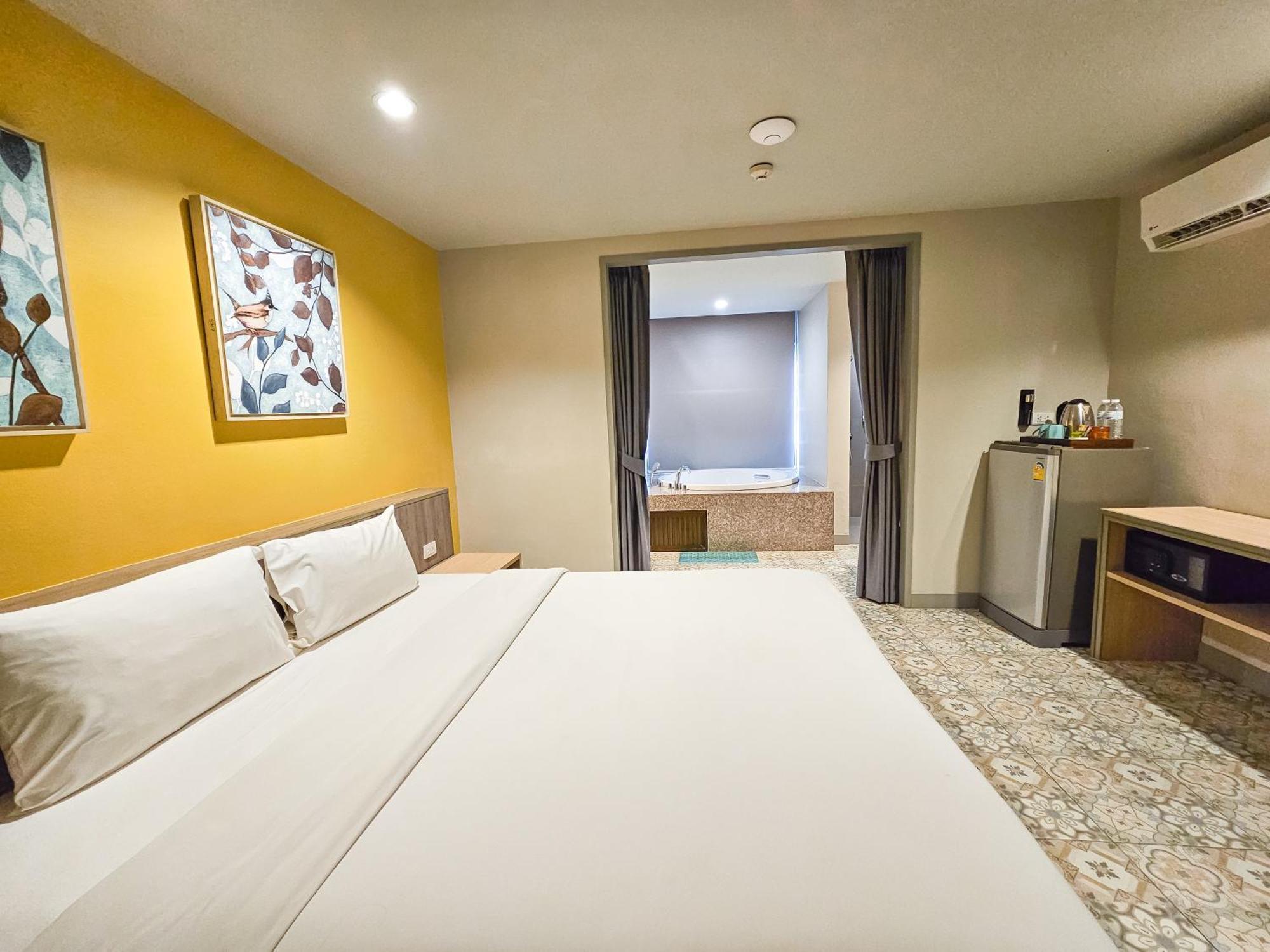 Recenta Suite Phuket Suanluang Εξωτερικό φωτογραφία
