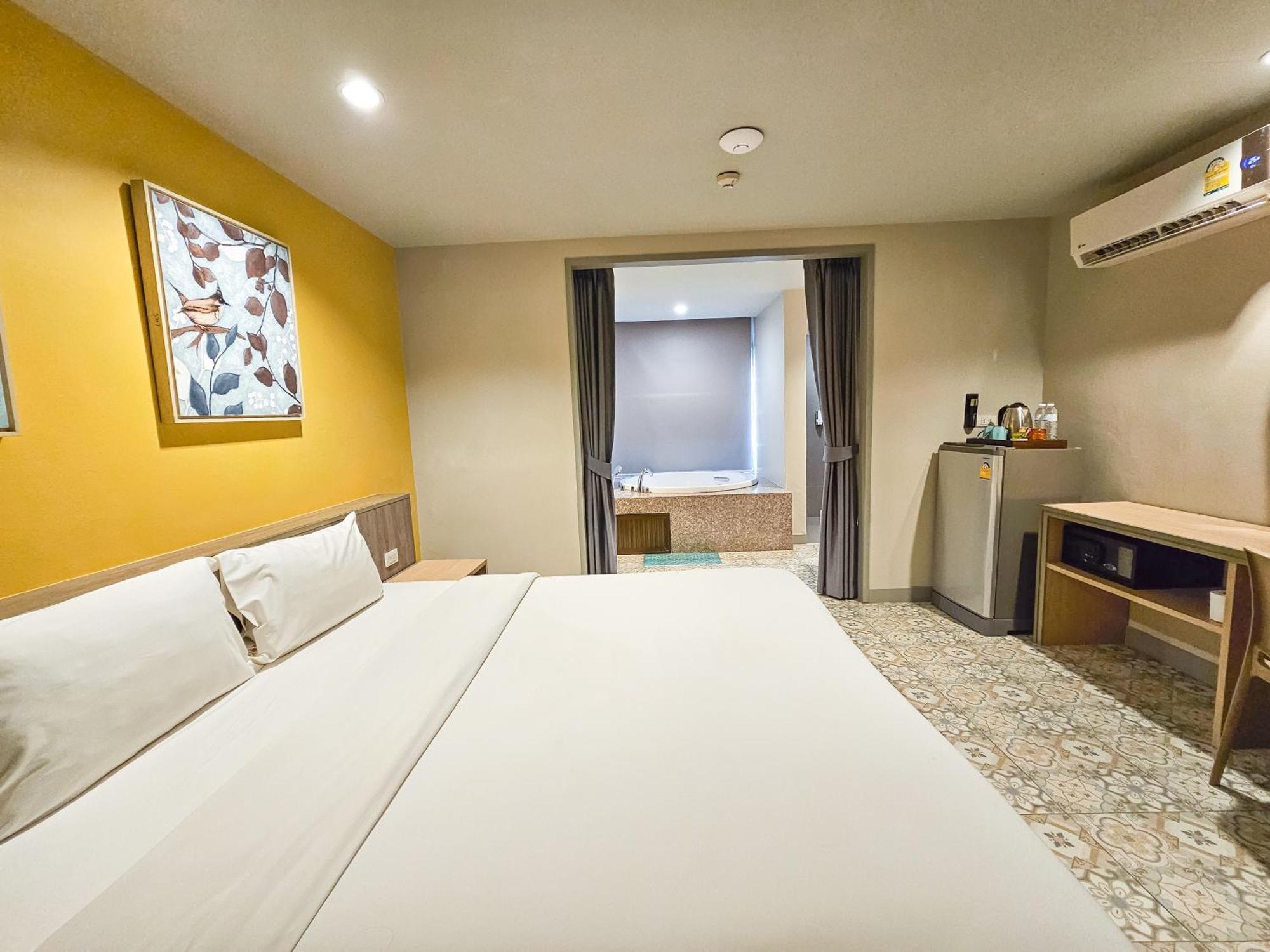 Recenta Suite Phuket Suanluang Εξωτερικό φωτογραφία