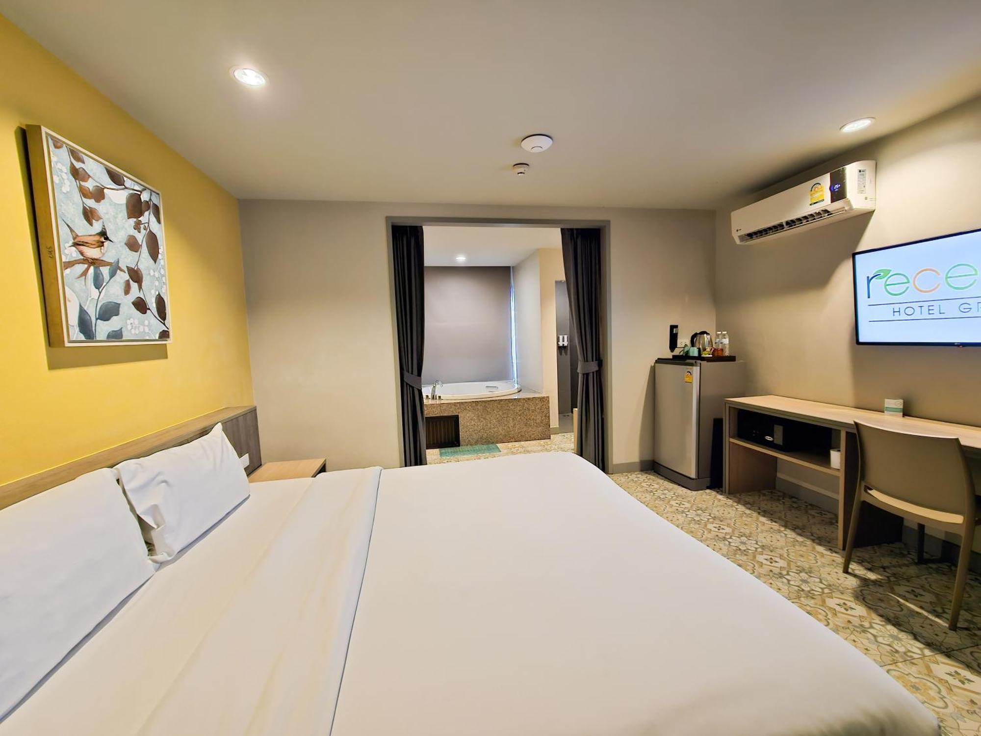 Recenta Suite Phuket Suanluang Εξωτερικό φωτογραφία